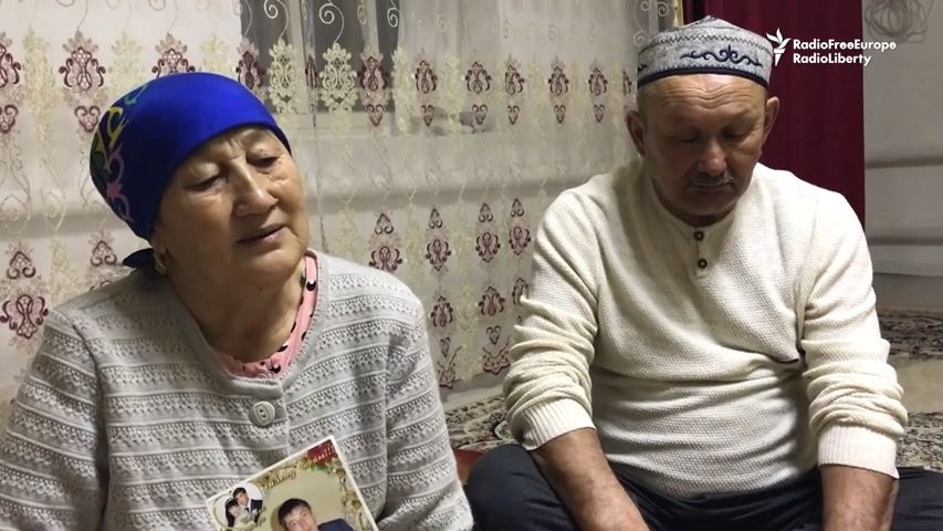 Video z Kazachstánu: Rodiče bojují za právo pohřbít svého zabitého syna